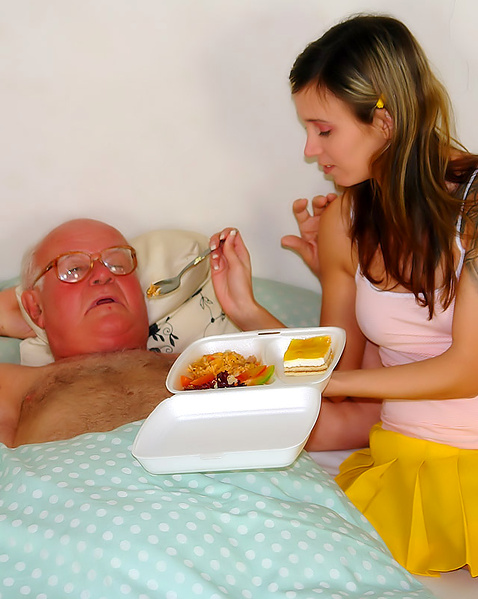 Инцест жопастой тёлки со взрослым дедом на постели